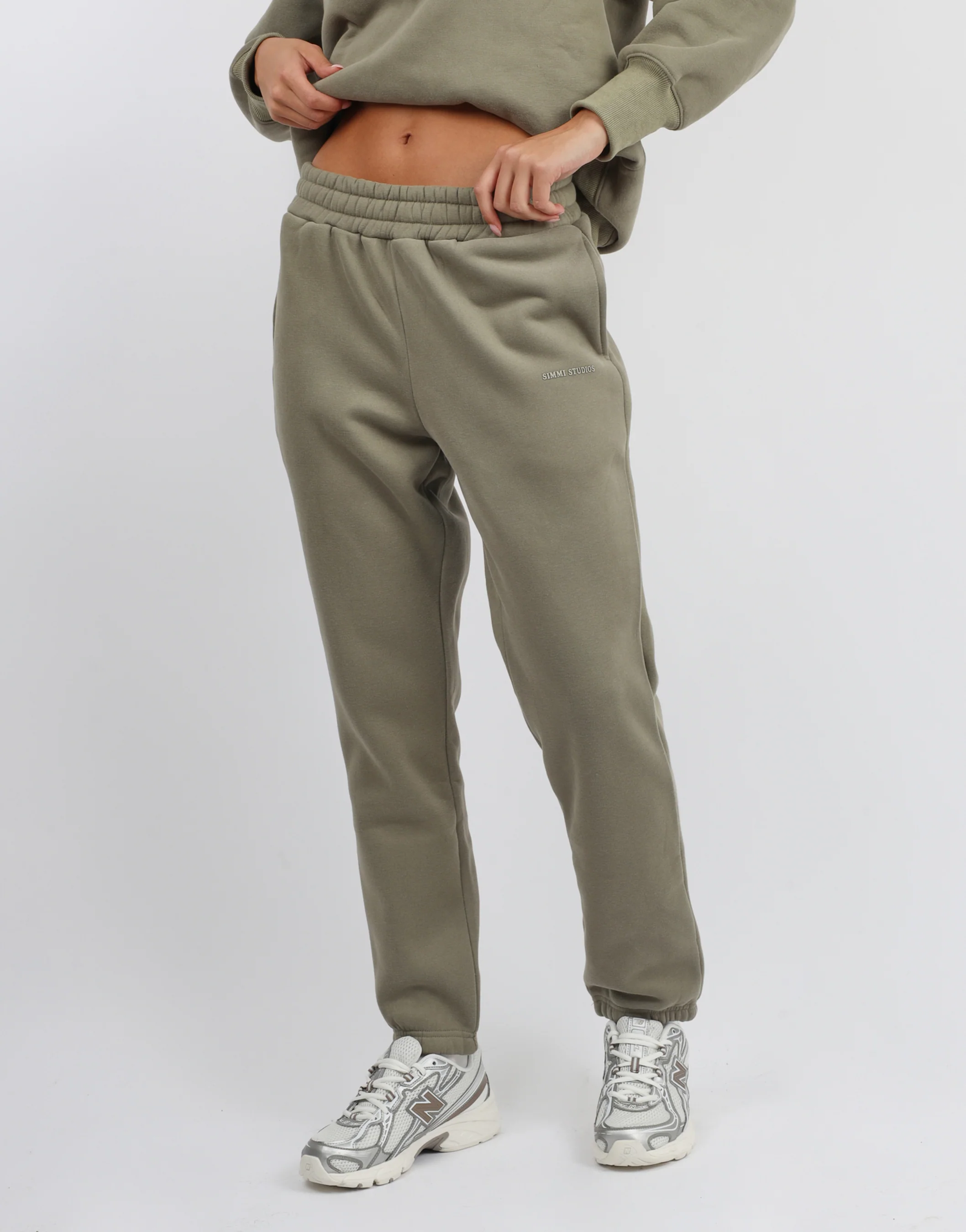 Elwood Simmi Studios Essentials Cuffed Jogger in Olive - Image 4