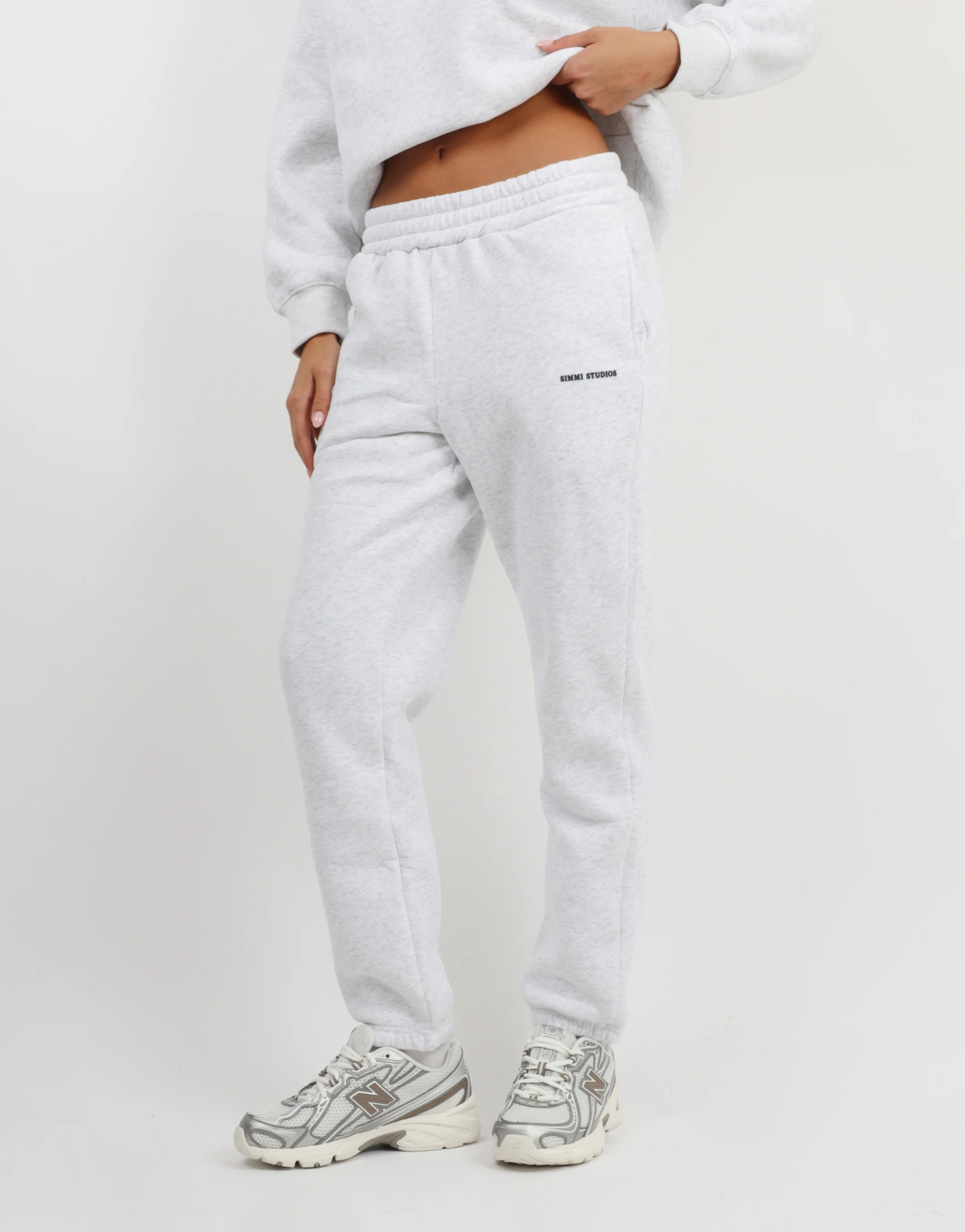 Elwood Simmi Studios Essentials Cuffed Jogger in Pebble Grey - Image 4