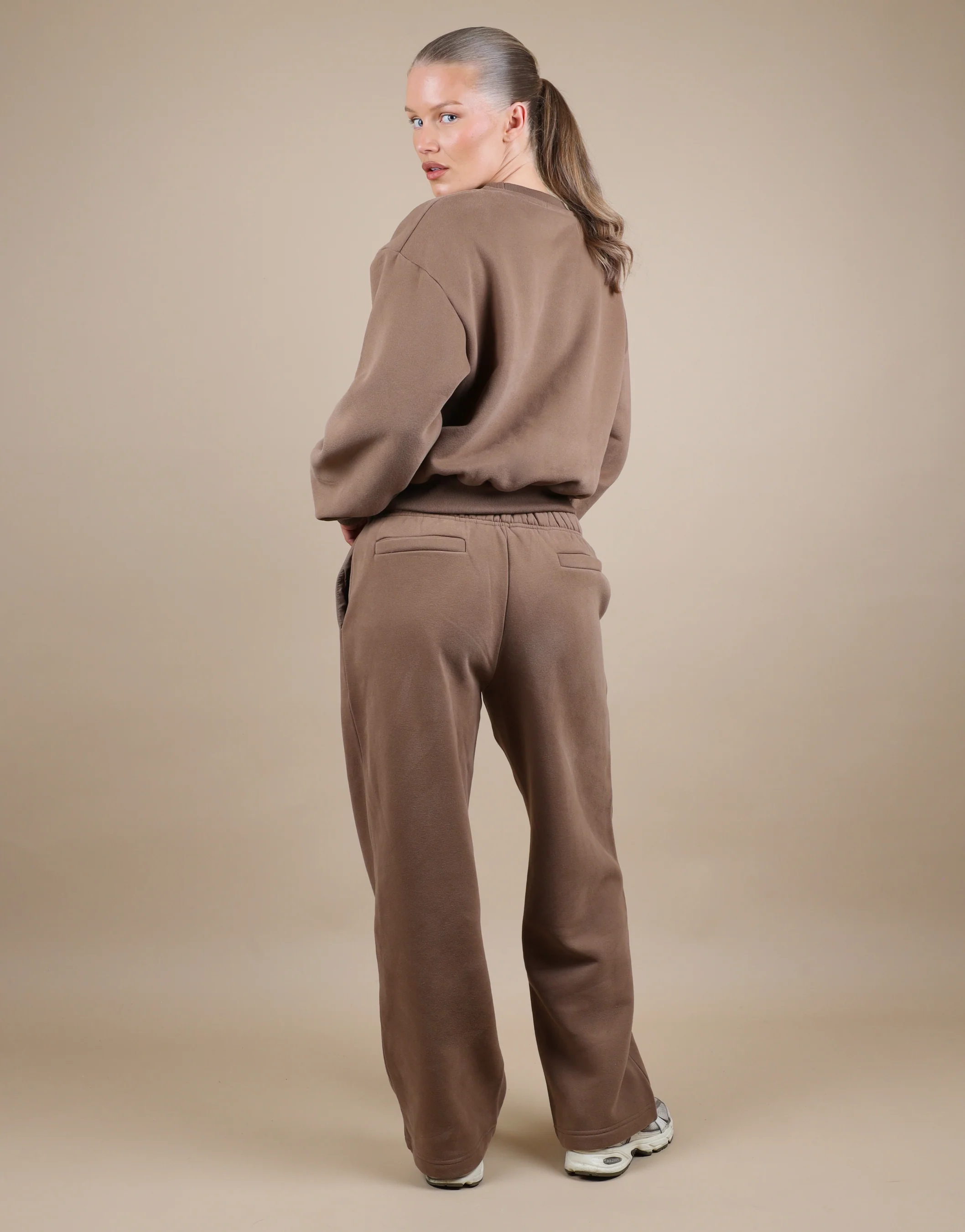Kendall Cropped Sweatshirt in Mocha - Image 4